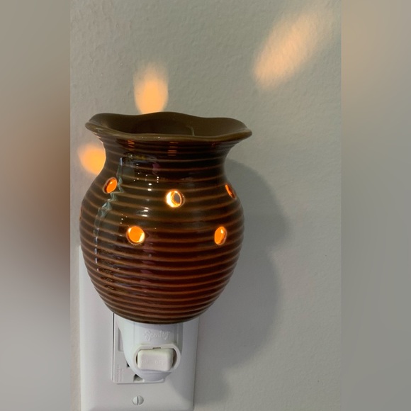 Scentsy brown plug in warmer - Picture 1 of 4